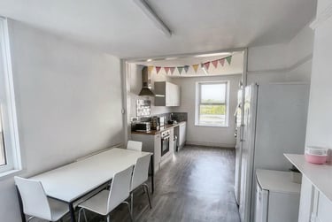 7 bed house, North Road East, North Hill, Plymouth, PL46AQ - Image 3